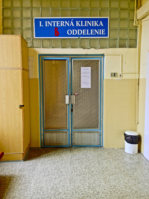 Krížiková je hospitalizovaná za dverami tohto oddelenia v bratislavskej nemocnici. 