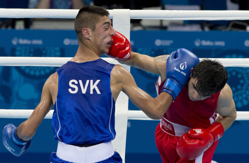 Slovenský reprezentant v boxe Viliam Tankó (v modrom) počas zápasu s Arménom Narekom Abgarjanom (v červenom). FOTO: TASR