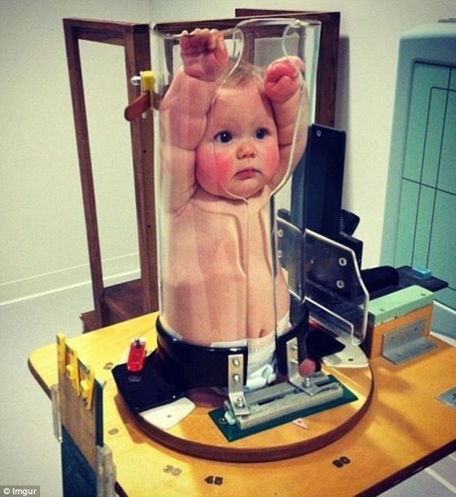 Zvláštny prístroj slúži na znehybnenie dieťaťa počas RTG vyšetrenia.