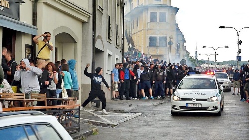 Extrémisti útočili na mužov zákona.