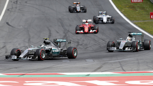 Nemecký pilot F1 na Mercedese Nico Rosberg (vľavo) vedie pred Britom Lewisom Hamiltonom počas pretekov nedeľňajšej Veľkej ceny Rakúska F1 na okruhu v rakúskom Spielbergu. 