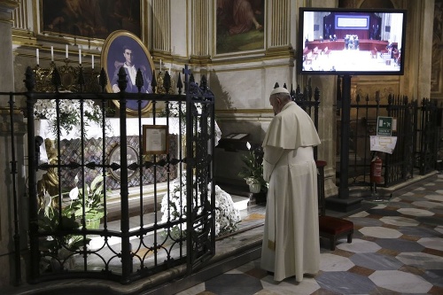 Pápež František sa zastavil aj pri prednej časti hrobky požehnanej Pierom Giorgiom Frassatim.