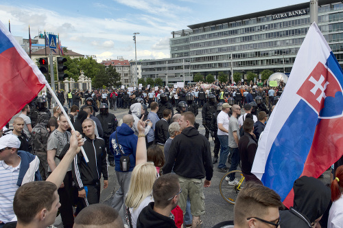 Protestujúci STOP islamizácii Európy (v popredí) míňajú na Hodžovom námestí v Bratislave 20. júna 2015 skupinu protestujúcich Spoločne proti nenávisti.