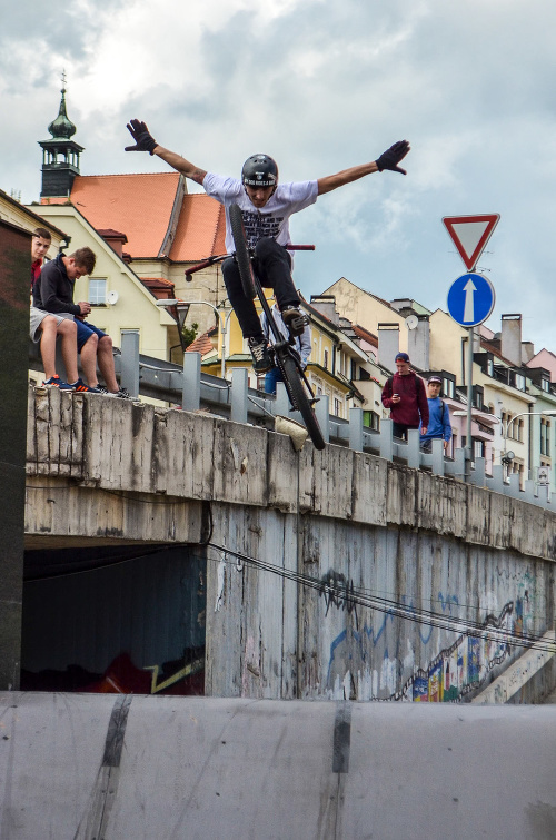Demonštrácia extrémistov narušila priebeh sobotňajších pretekov 3. kola World City Downhill Tour v Bratislave.