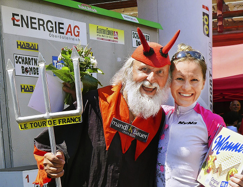 S ČERTOM: Janka Keseg-Števková s Didim Senftom, známym maskotom z Tour de France, ktorý ju povzbudzoval na trati Rakúskeho pohára vo Windhaagu, ktorý vyhrala pred dvoma týždňami.