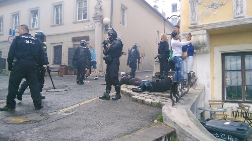 Konflikt skupiny demonštrujúcich s políciou.