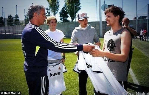 Niall Horan s José Mourinho sa poznajú od mája 2013, keď si kapela One Direction zatrénovala s Realom Madrid, kde Portugalčan vtedy pôsobil.