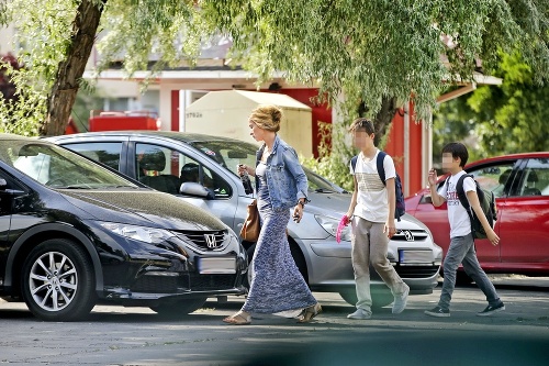 Senec, 17.6.2015, 16:37 HOD.: Zdrvená Slávka odchádza so synmi zo školy.