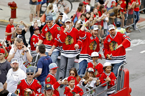 Ulice lemovali tisícky ľudí v červených či bielych dresoch Blackhawks.