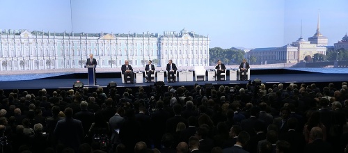 Putin (vľavo) počas prejavu na ekonomickom fóre v Petrohrade.