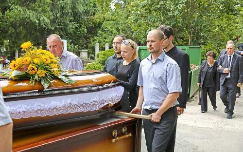 Najväčšiu bolesť prežívali syn Richard (druhý zľava) a dcéra Romana.