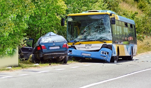 Polícia teraz skúma záznam z kamery autobusu.