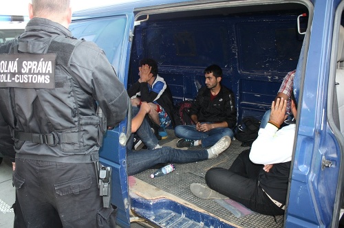 Bratislavskí colníci zaistili na slovenských hraniciach migrantov zo Sýrie.