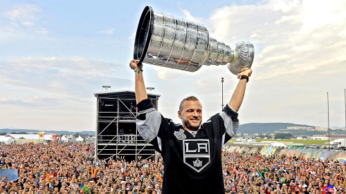 Stanley Cup a Trenčiansky hrad už patria neodmysliteľne k sebe. Prvýkrát si ho tam doniesol aj Gáborík.