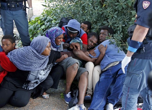 Polícia migrantov násilne presunula.