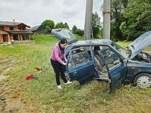 Katarína Uličná pomáhala čistiť od bahna zaplavenú felíciu. 