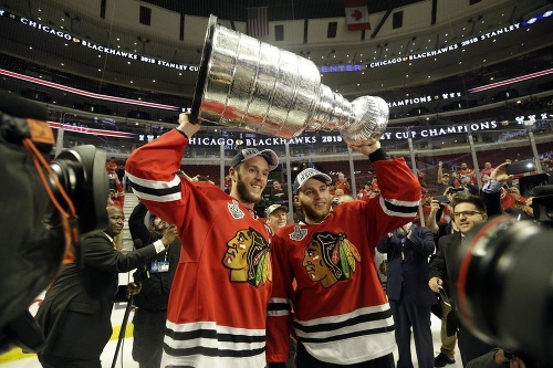 Jonathan Toews (vľavo) a Patrick Kane s trofejou. 