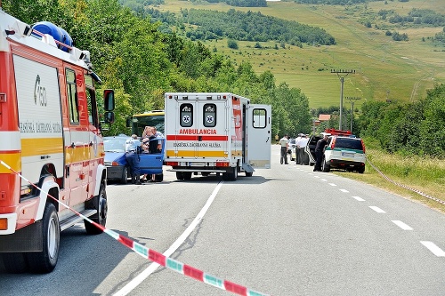 okoloidúci vytiahli deti z vraku ešte pred príchodom sanitky. Všetci traja však už boli mŕtvi.