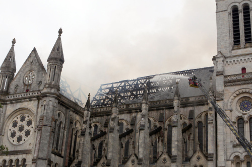 Požiar zachvátil historickú baziliku Saint-Donatien v meste Nantes.