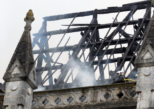 Hasiči hasia požiar, ktorý zachvátil historickú baziliku Saint-Donatien v meste Nantes na západe Francúzska.