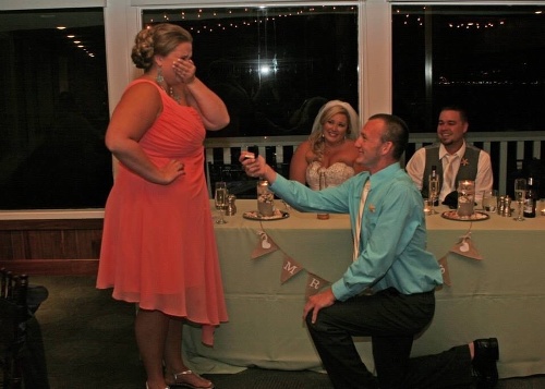 Muž sa rozhodol požiadať priateľku o ruku na svadbe svojich priateľov.