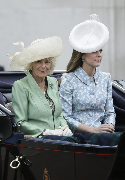 Vojvodkyňa Kate a vojvodkyňa Camilla v koči na vojenskej prehliadke Trooping the Colour počas osláv 89. narodenín britskej kráľovnej Alžbety II.