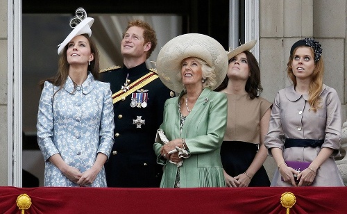 Členovia britskej kráľovskej rodiny na balkóne Buckinghamského paláca.