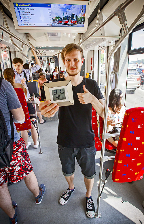 „V nových električkách je teplota príjemnejšia,“ povedal Matej (25). Stále sa však drží nad 30 °C.