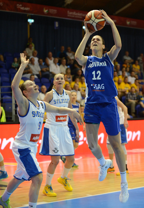 Na snímke vpravo Martina Kiššová(SR) a vľavo Elin Eldebrinková (Švédsko).