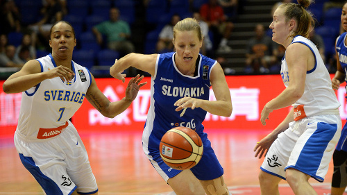 Na snímke uprostred Zuzana Žirková (SR), vľavo Ashley Keyová, vpravo Frida Eldebrinková (obe Švédsko).