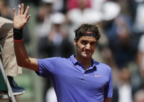 Roger Federer zdraví parížske publikum. FOTO: Reuters