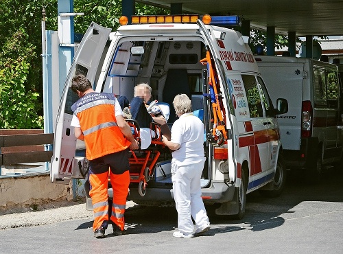 Záchranári po celom Slovensku musia do nemocníc voziť opitých pacientov. 