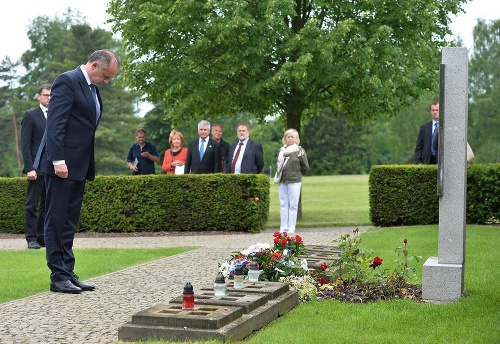 Kiska naštívil Lidice a uctil si obete. 