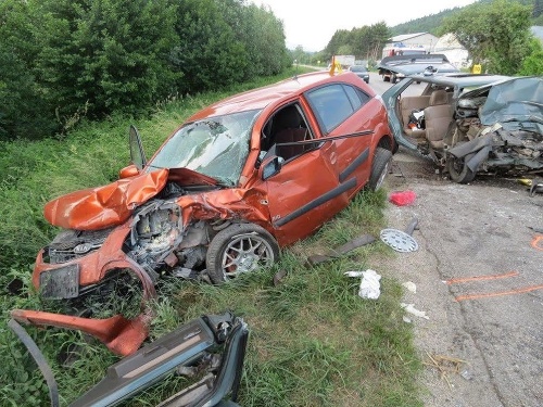 Pri zrážke týchto dvoch osobných áut zahynul Pavol († 55) zo Starej Turej. 