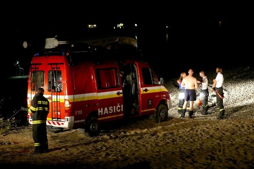 Bezvládne telo mladého hrdinu našli v jazere hasiči neskoro večer.