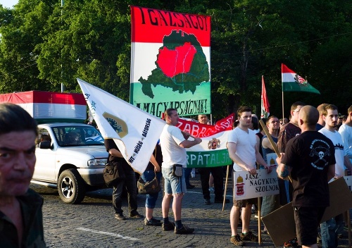 Pochodu proti Trianonu sa zúčastnili stovky radikálov.