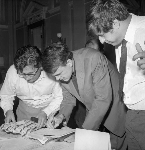 Ludvík Vaculík vľavo na IV. zjazde Zväzu Československých spisovateľov z 27. júna1967. Uprostred je Milan Kundera, vpravo Ivan Klíma.