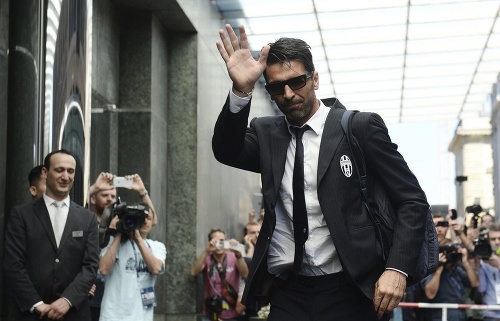 Gigi Buffon zdraví pred hotelom fanúšikov.