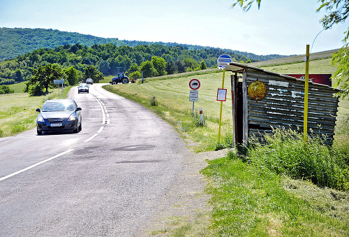 Na tejto zastávke Katka vystúpila z autobusu a spoza neho chcela prejsť na druhú stranu. Zachytilo ju však osobné auto