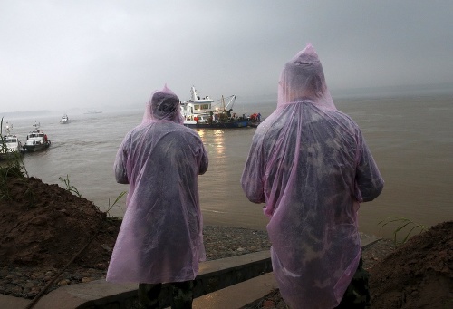 Nešťastie sa stalo na čínskom veľtoku Jang-c'-ťiang.  .