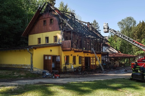 Pri Drhlenskom rybníku v Česku horela rekreačná chata, boli v nej stredoškoláci.