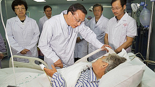 Dôchodkyňu Zhu Hong navštívil v nemocnici aj premiér Li Kche-čchiang. 