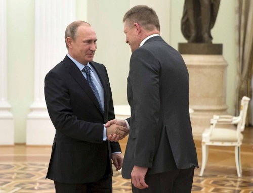 Premiér Fico ubezpečoval Putina o dobrých vzťahoch. Ten mu ďakoval, že prišiel na oslavy konca vojny.