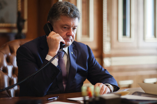 Ficov telefonát s Porošenkom: Slovensko bude podporovať jednotu EÚ v otázke sankcií voči Rusku.