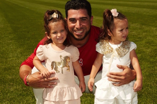 Mike Aviles s dcérkami – dvojičkami Adrianou a Maiyou (vpravo).  Vtedy ešte o chorobe Adriany nechyrovali.