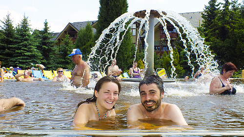 Bešeňová: Aline (26) a Mathias (28) z Francúzska si oddýchli v relaxačnom termálnom bazéne.