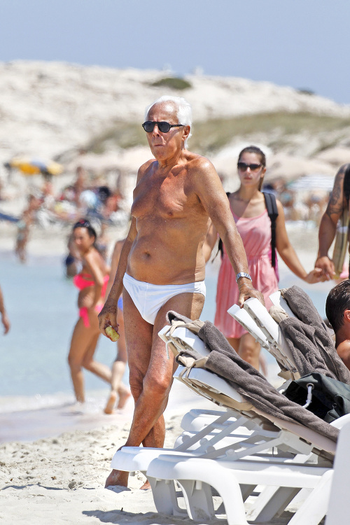 Slávny Talian hádzal na pláži pózy ako jeho modeli.
