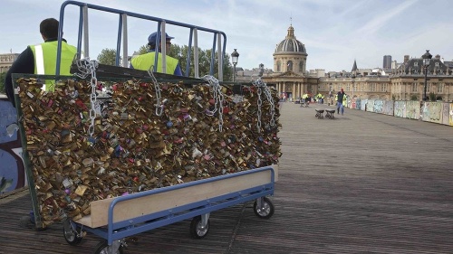 Zámky visiace na parížskom moste postupne odstránia.