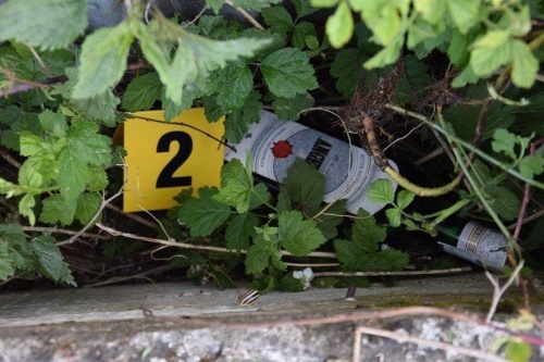Zlodej na úteku zo skladu predajne v Ružomberku stratil fľašku s alkoholom. 