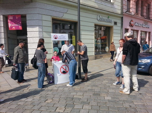 Aktivisti zbierali podpis na petíciu proti prijímaniu uprchlíkov do Česka.